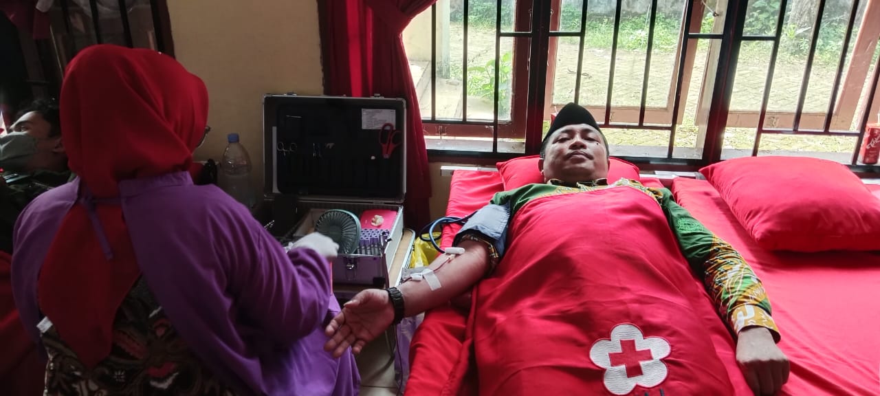 Kepala KUA saat proses donor darah