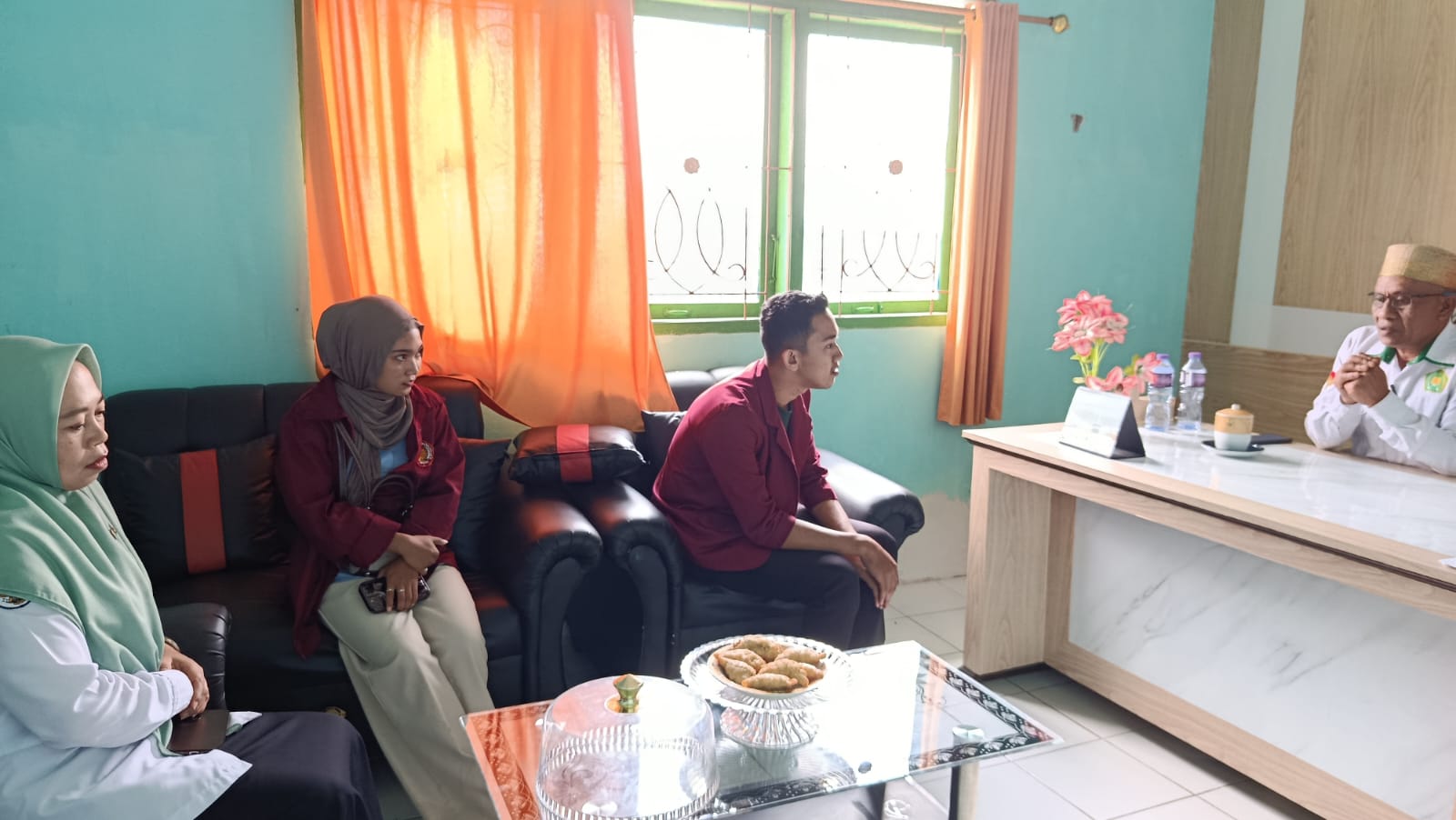 Mahasiswa dari Universitas Muhammadiyah Sinjai melakukan kunjungan dan konsultasi di KUA Kecamatan Sinjai Borong