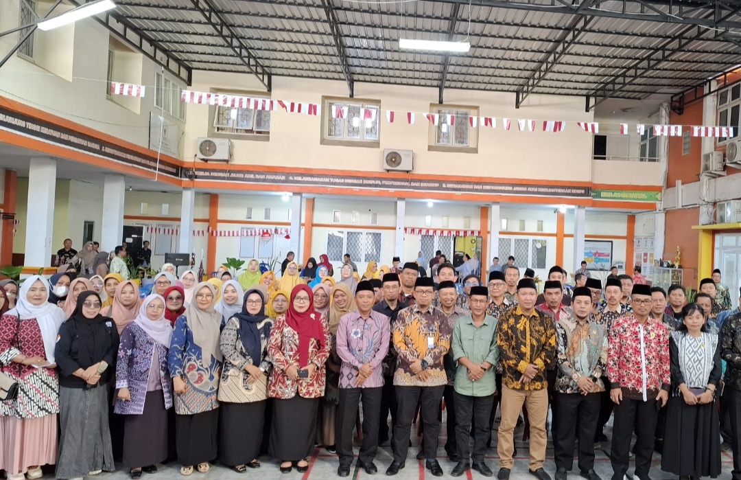 Tenaga Ahli Menteri Agama RI Dr. H. Bunyamin, Lc., M.H.,  memberikan materi penguatan Asta Protas di Aula Kantor Kemenag Kota Makassar