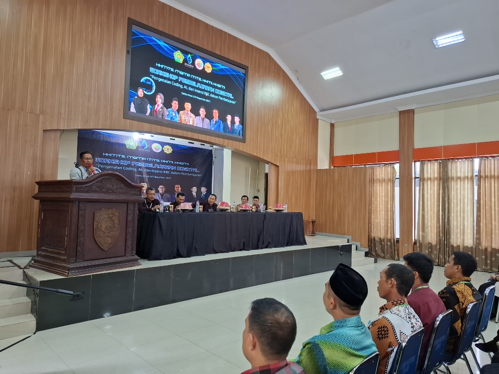 Kakankemenag Maros saat buka Worksho Pembelajaran Digital di Baruga A, Kantor Bupati Maros.