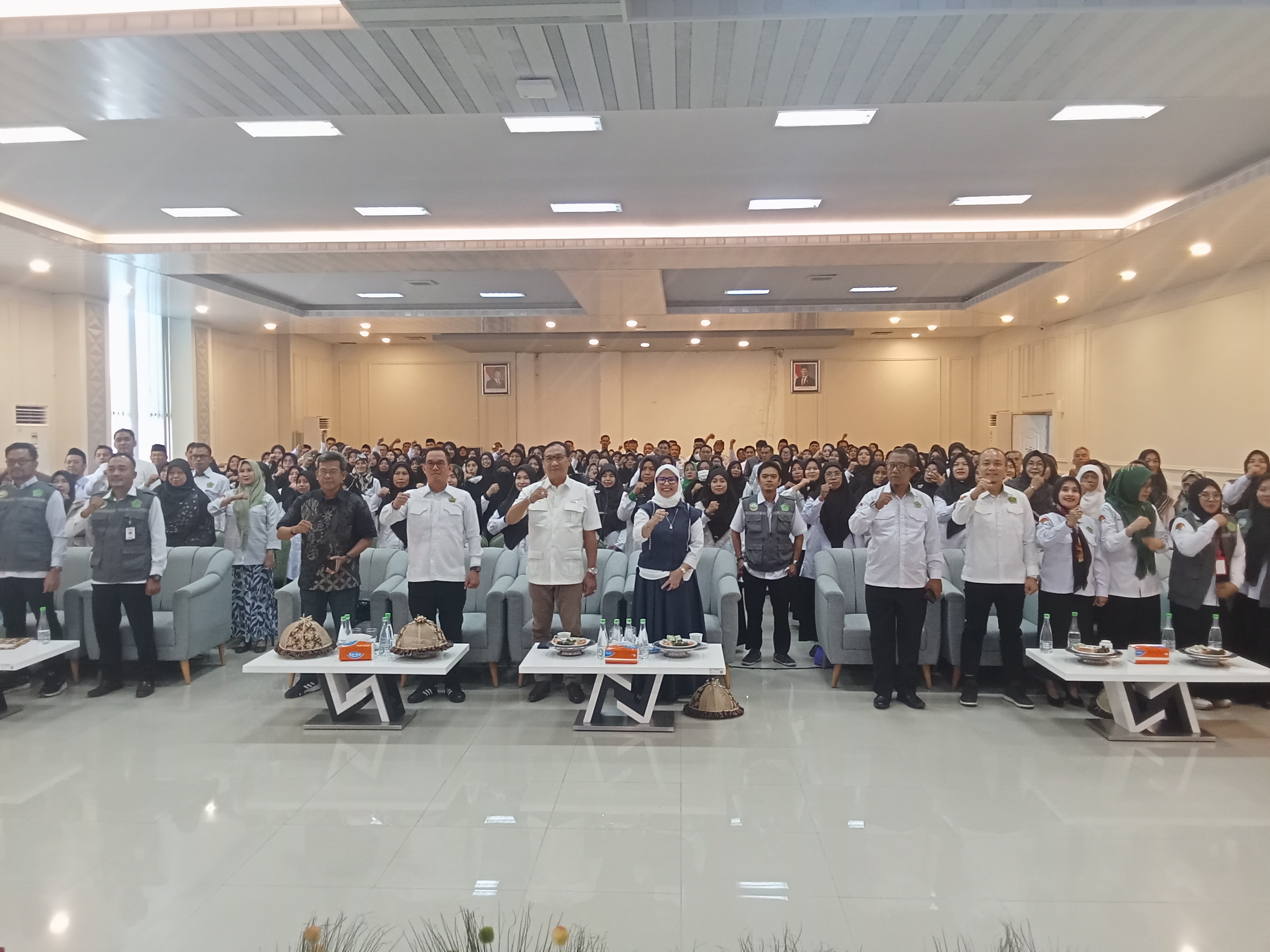 Melalui seminar ini, diharapkan guru madrasah ibtidaiyah di Sulawesi Selatan semakin mampu menjadi pendidik yang profesional dan berjiwa pendidik sejati.