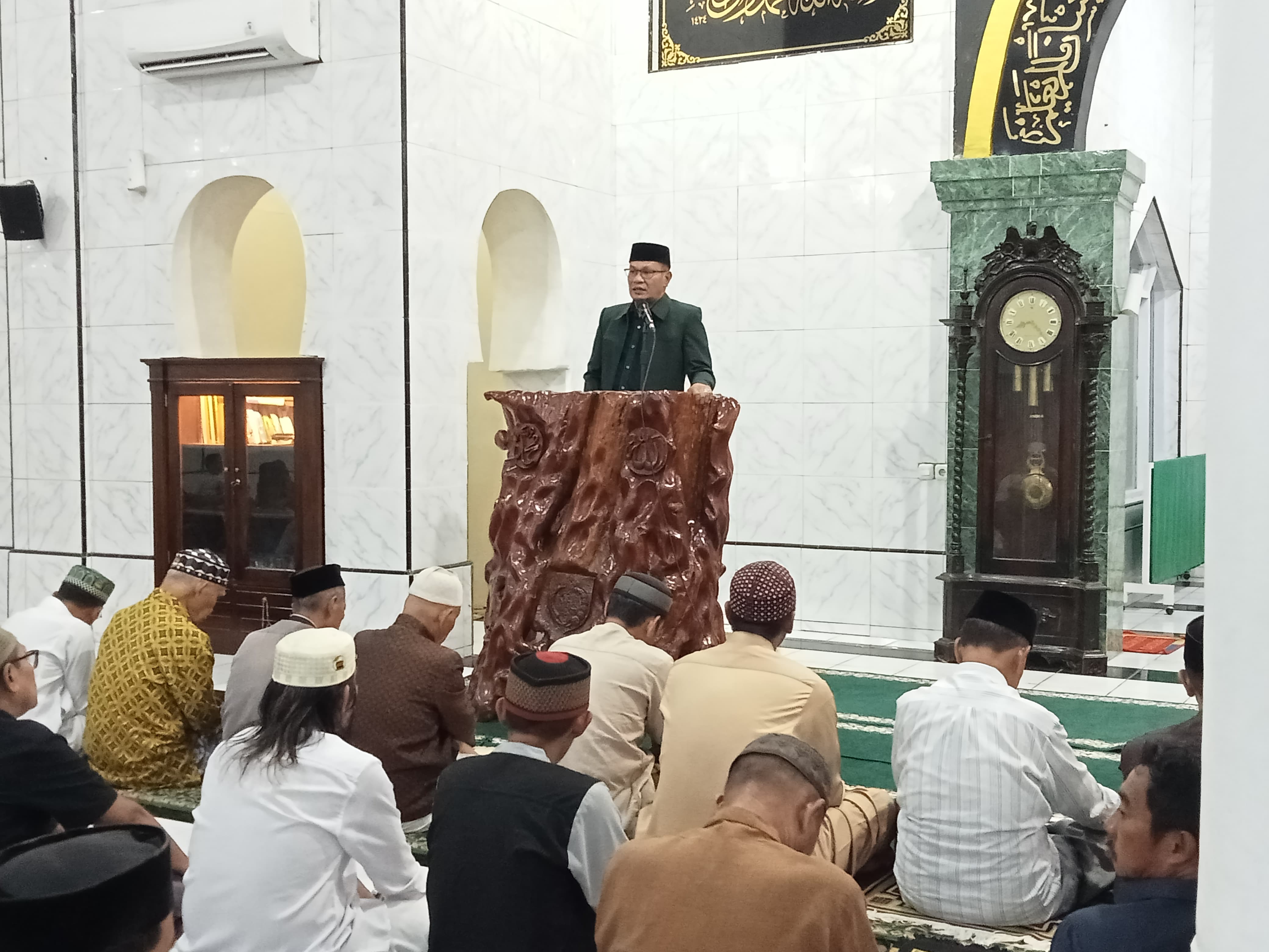 Faried Wajedi saat membawakan Ceramah Tarawih di Masjid Nir Balangnipa