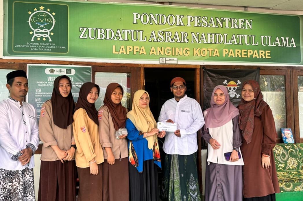 Kunjungan dan penyerahan bantuan MAN 2 Parepare kepada korban kebakaran di Pondok Pesantren Zubdatul Asrar