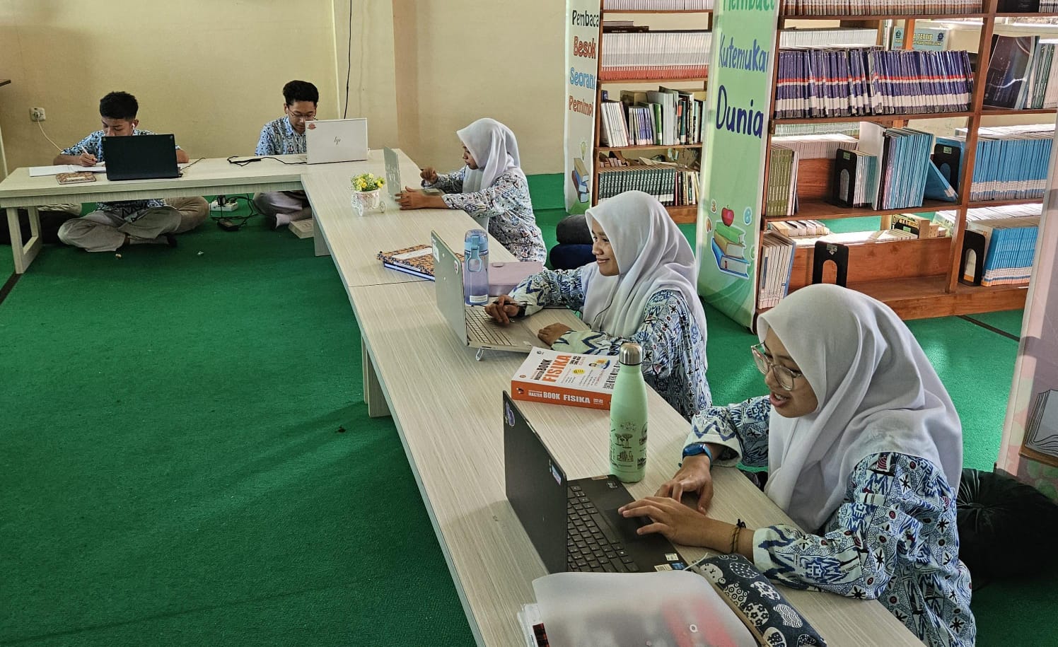 Kegiatan di ruang perpustakaan