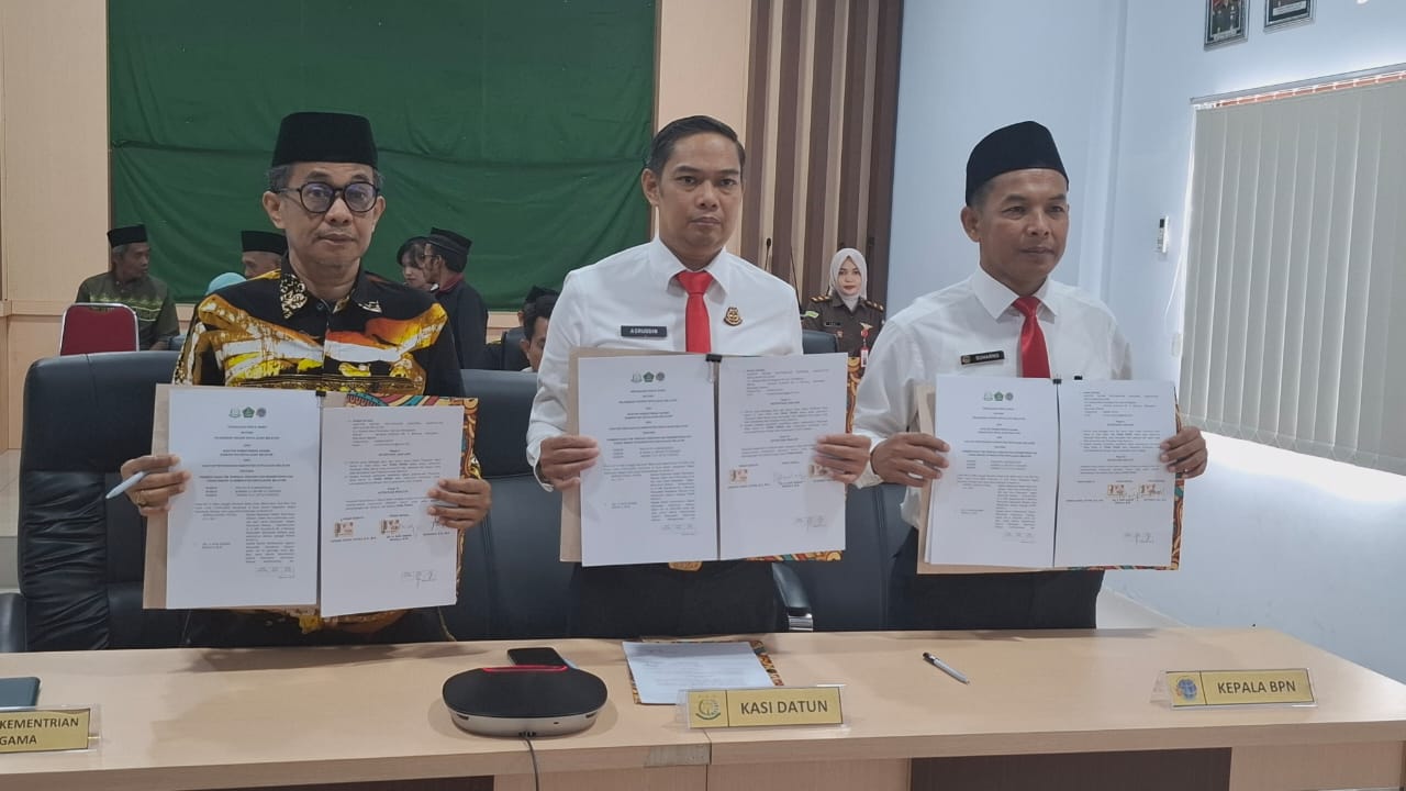 Kejari, BPN dan Kemenag Kepulauan Selayar Menandatangani MoU Pembentukan Tim Terpadu Percepatan Sertifikasi Tanah Wakaf