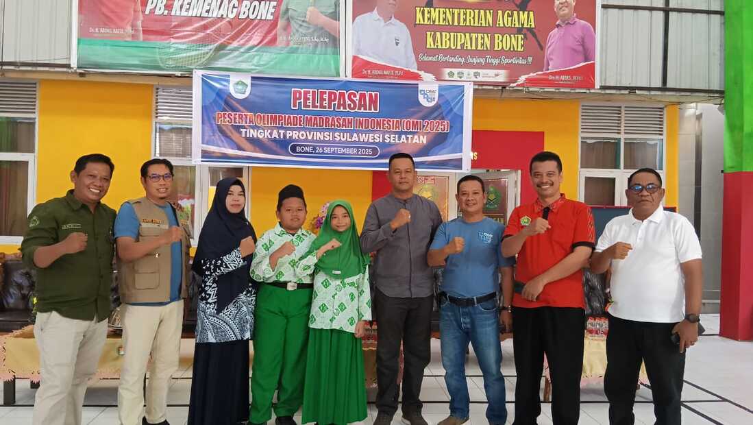 Peserta Didik MIN 7 Bone foto bersama dengan para pejabat lingkup Kemenag Bone usai acara pelepasan peserta OMI