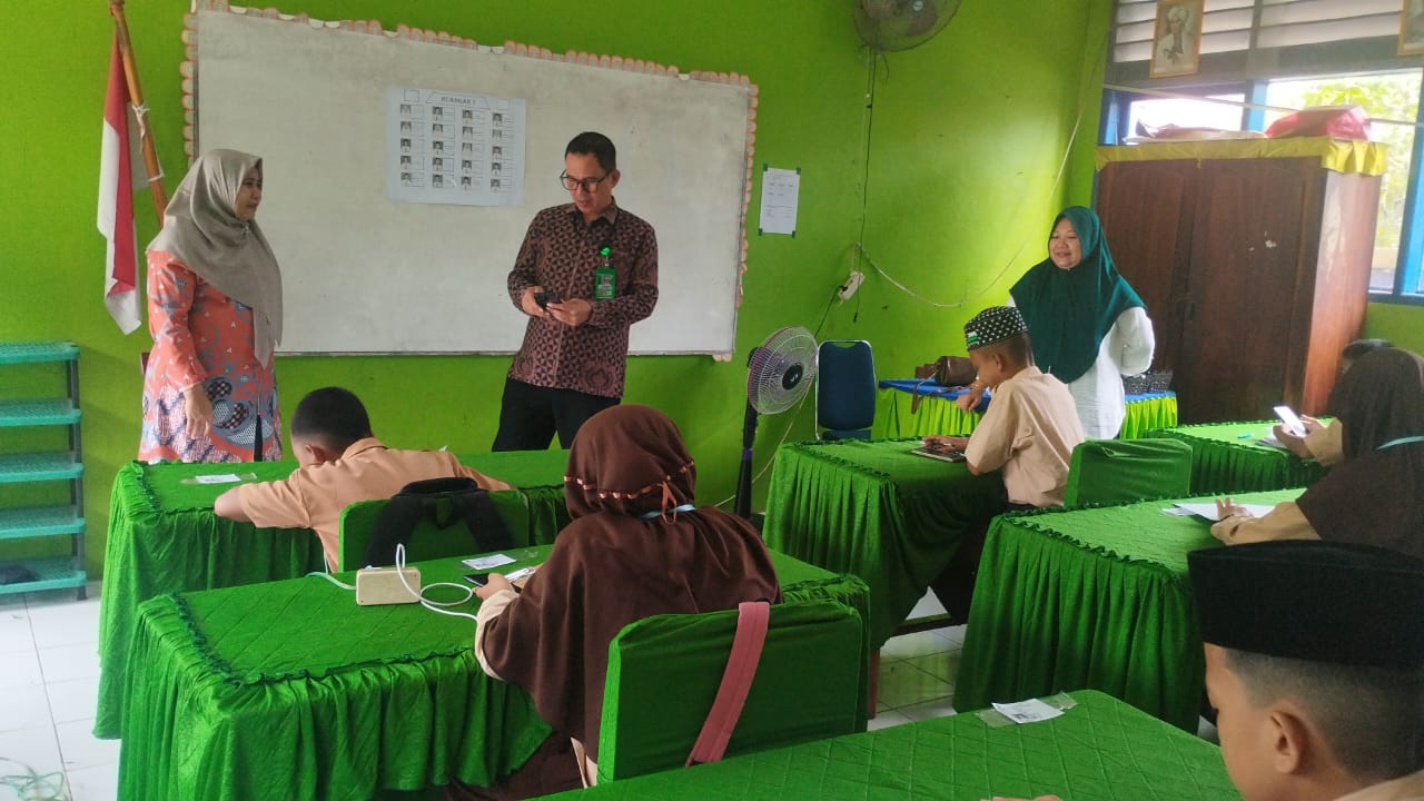 Kabid di salah satu ruang ujian