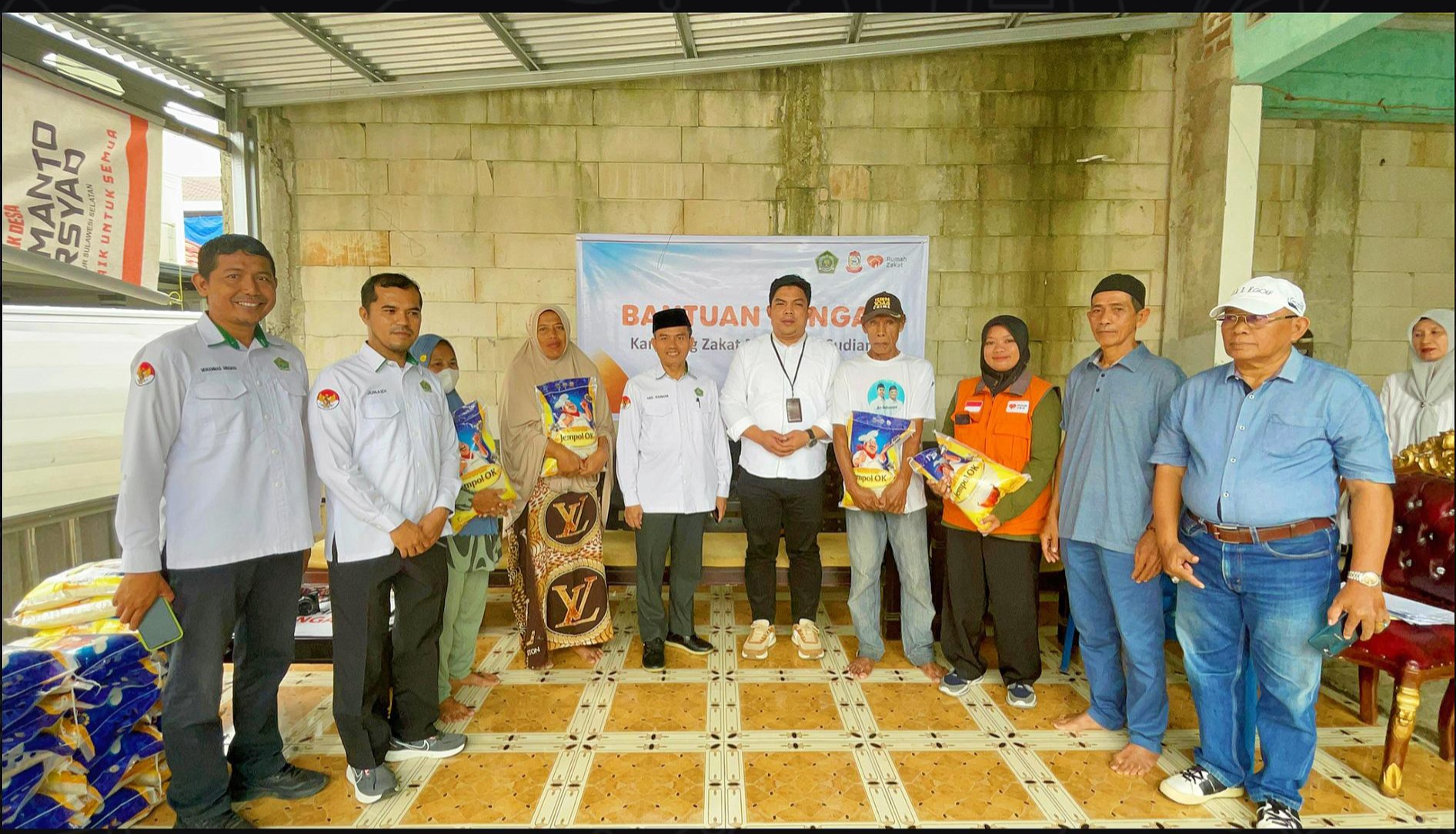 Penyelenggara Zakat dan Wakaf Kemenag Kota Makassar bersama ka. Kua Biringkanaya saat meberikan bantuan
