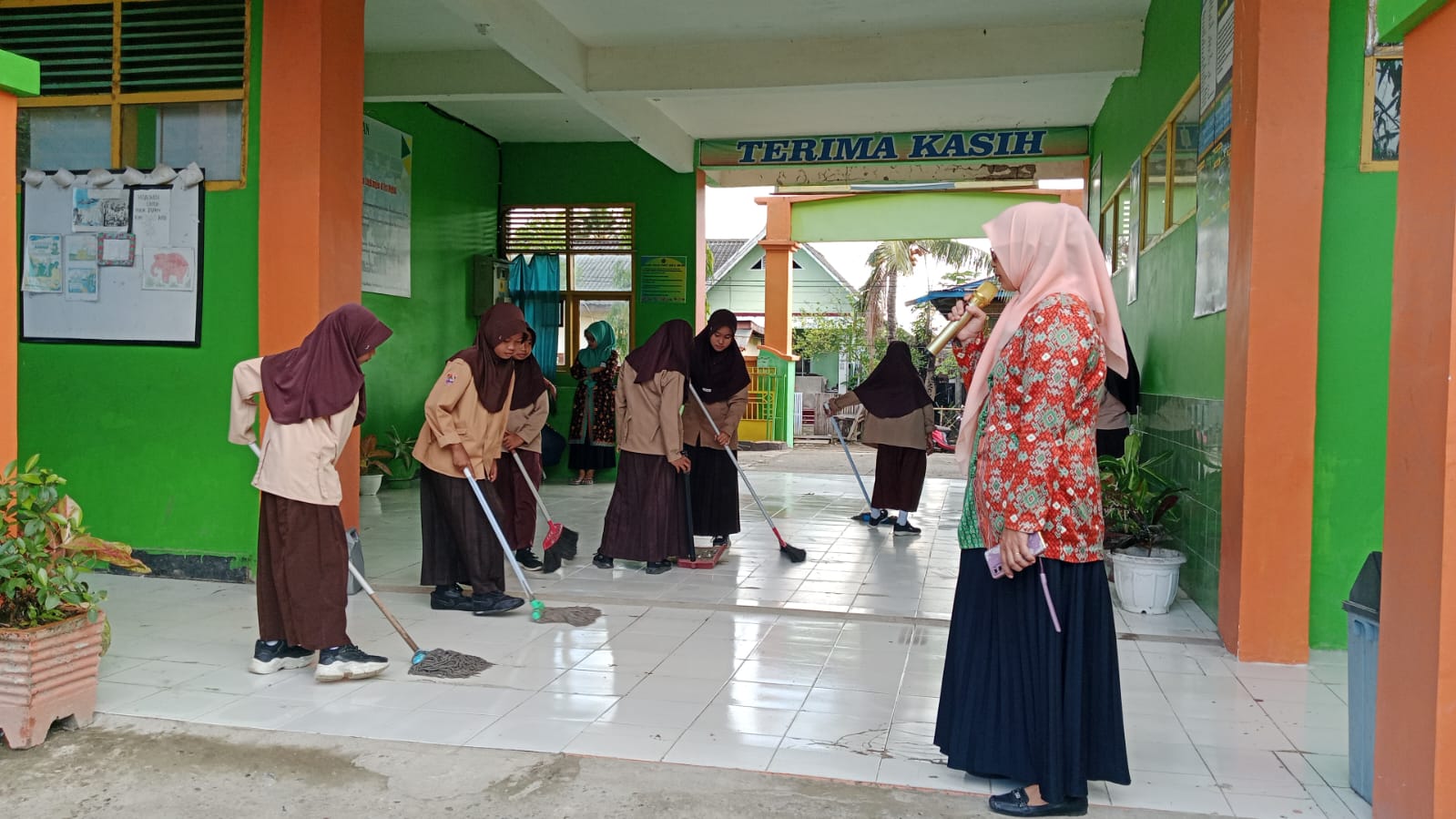 Pembiasaan Hari Sabtu MIN 2 Sinjai Lakukan Bersih-Bersih Halaman dan Lingkungan Madrasah