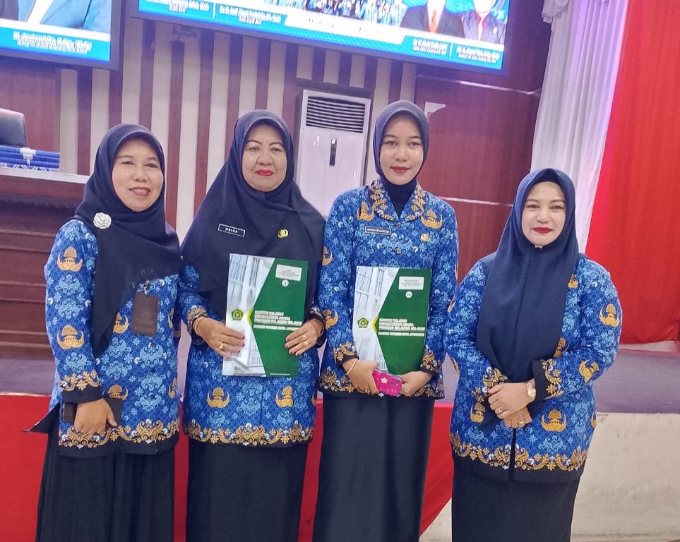 Dua PPPK Termuda dan Tertua Foto Bersama dengan Ketua DWP Kantor Kemenag Bone setelah Penerimaan SK PPPK