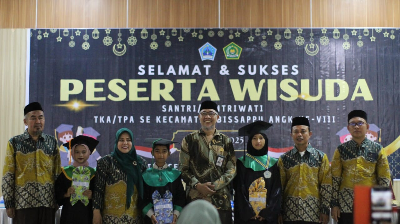 Kakan Kemenag Bantaeng foto bersama dengan tiga wisudawan santri dan santriwati terbaik TKA dan TPA angkatan VIII se-kecamatan Bissappu