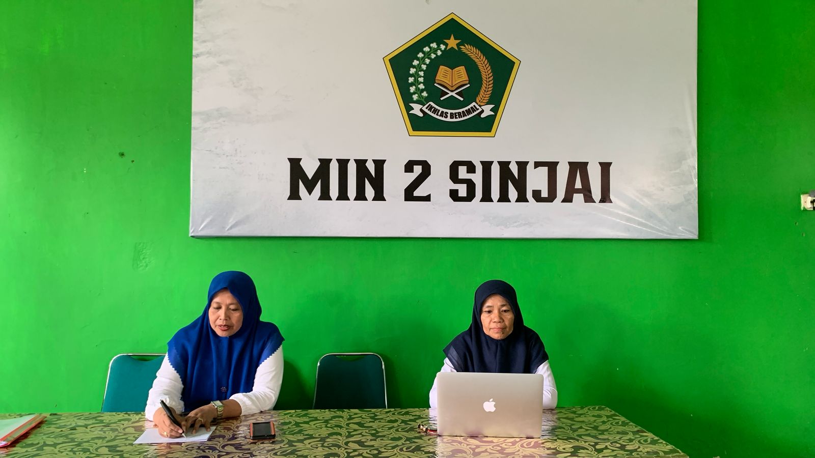 Kepala MIN 2 Sinjai Memimpin Rapat didampingi Koordinator Kesiswaan