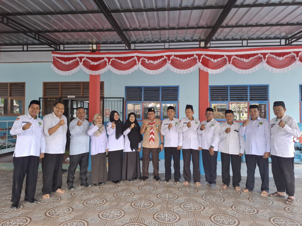 Kakankemenag Maros H. Muhammad (Pramuka) bersama para pengawas madrasah.