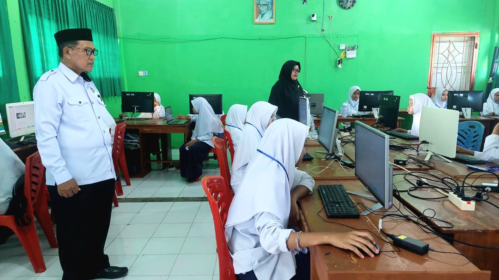 MTs DDI Mattoanging Gelar ANBK, Didampingi Kepala Madrasah dan Penanggung Jawab Kurikulum pada Senin, 25 Agustus 2025 (Foto: DDI Mattoanging)