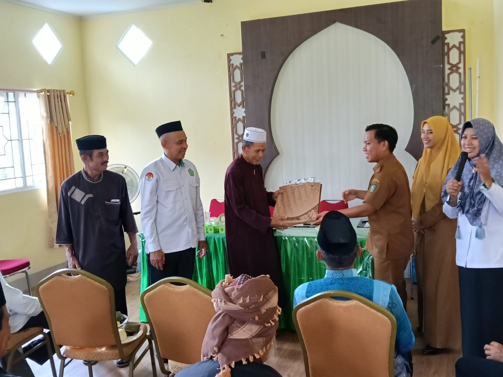 MoU KUA Tanralili dan Puskesma: pemberian bingkisan kepada desa terbanyak lakukan kursus catin di Puskesmas Tanralili (foto: ist)