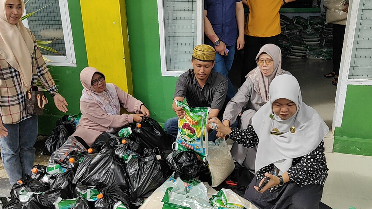 Kakan Kemenag serahan Paket Ramadan kepada Mustahik