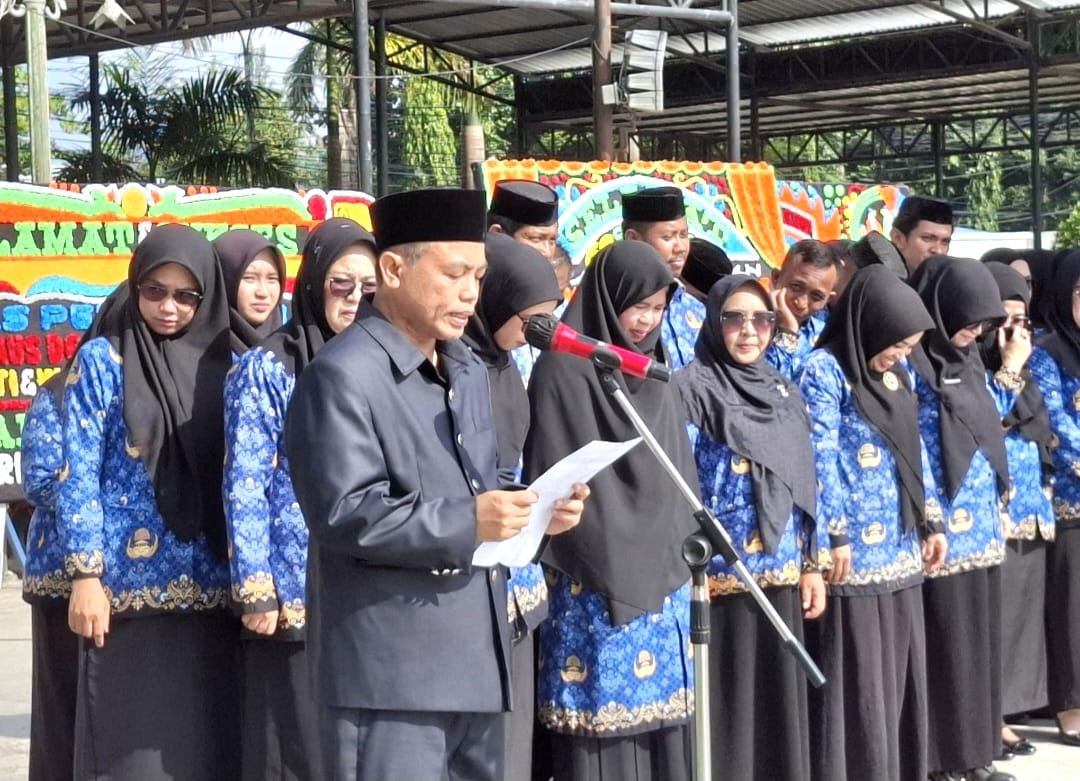 Kepala Kantor Kemenag Takalar H. Solihin saat membaca Doa pada upacara Peringatan Hari Gugurnya Pahlawan Nasional Ranggong Daeng Romo di halaman Kantor Bupati Takalar