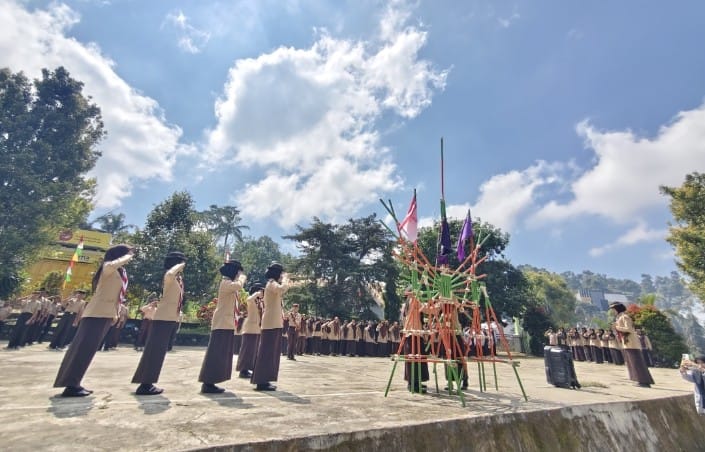 Upacara penutupan di halaman madrasah