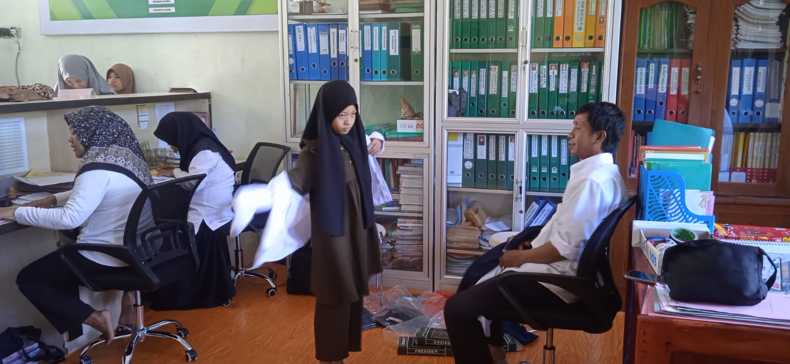 Peserta Didik Baru MTsN Pinrang Antusias Ikuti Registrasi Ulang dan Pengukuran Seragam
