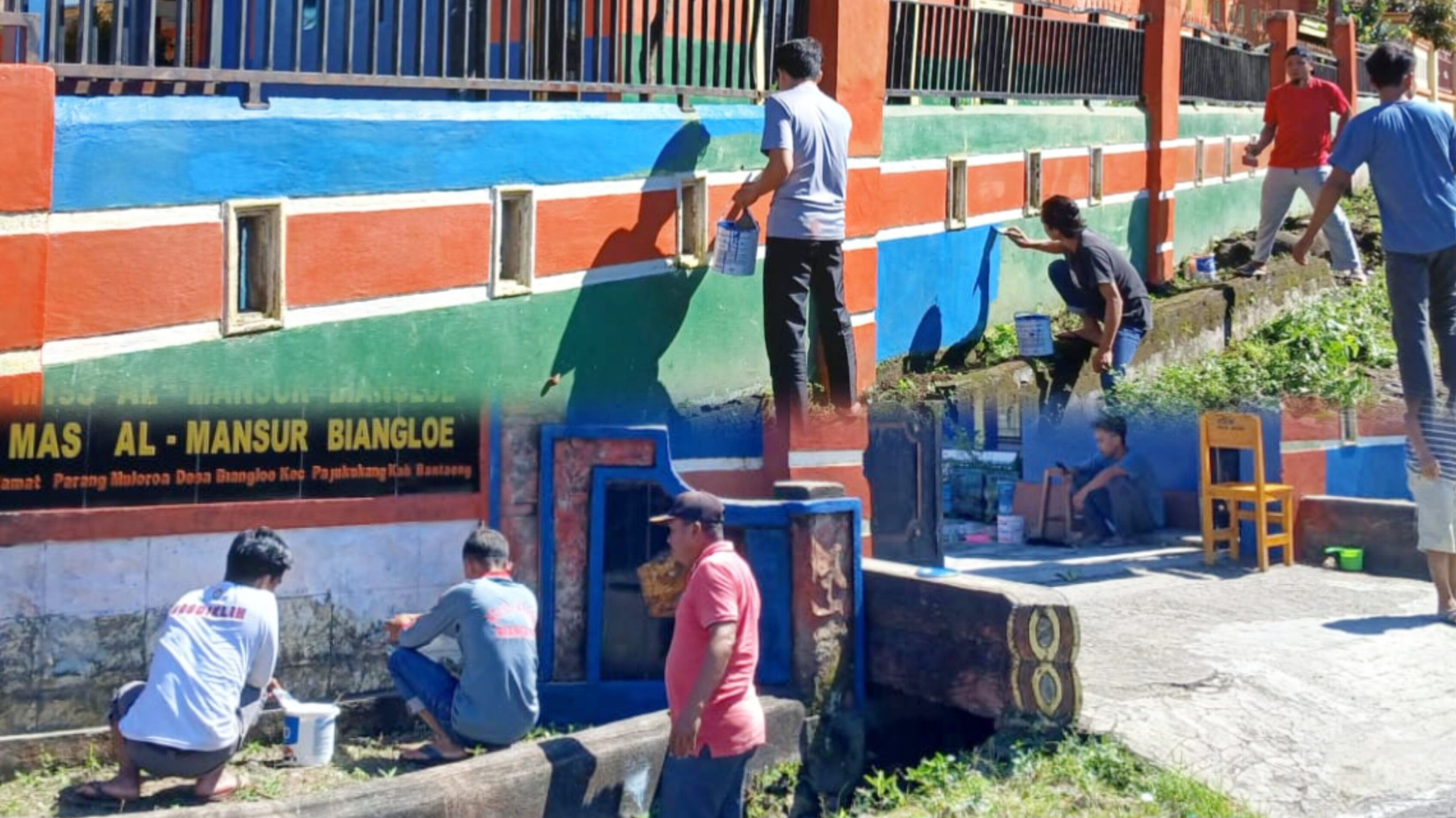 MTs Al Mansur Biangloe Percantik Madrasah Lewat Pengecatan Ulang Sambut Tahun Ajaran Baru (Foto: Humas MTs Al Mansur)