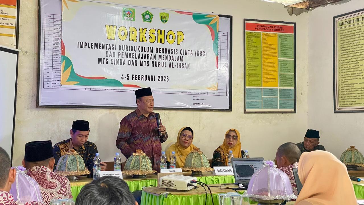 H. Misbah Buka Workshop KBC dan PM di MTs Sinoa pada Rabu, 04 Februari 2026 (Foto: Humas Kemenag Bantaeng)