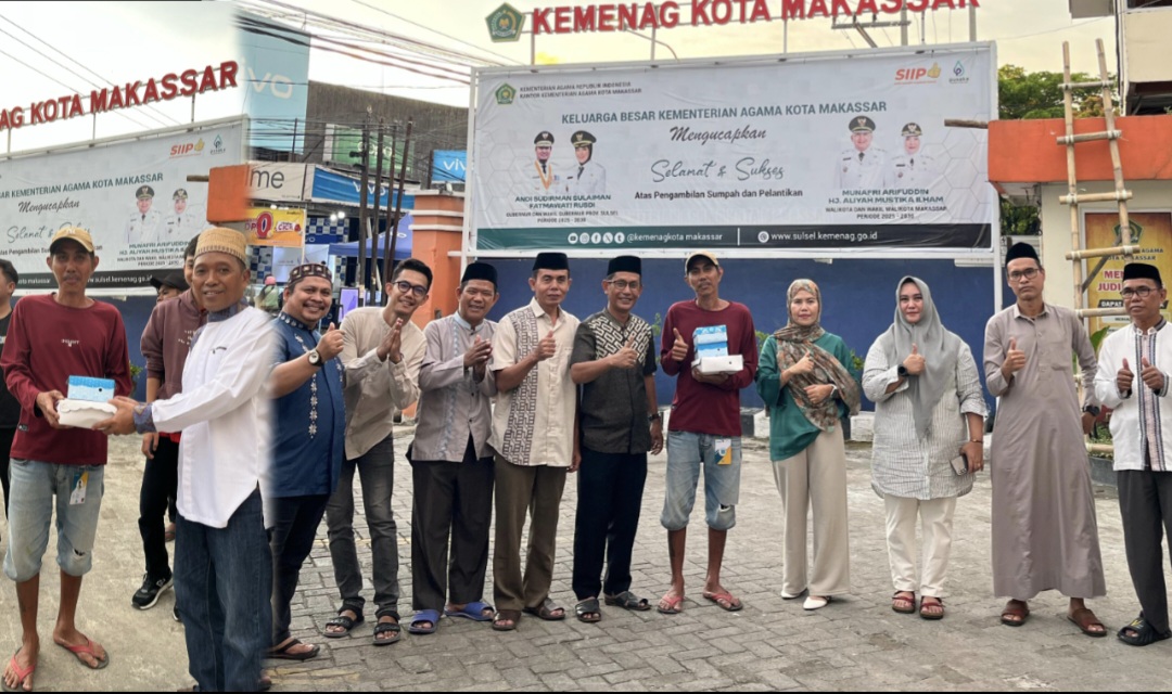 Foto Saat memberikan takjil