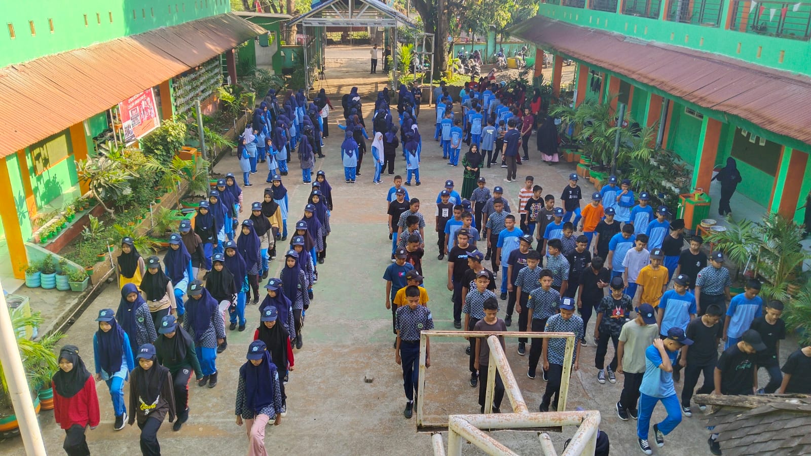Suasana latihan barisan di halaman madrasah