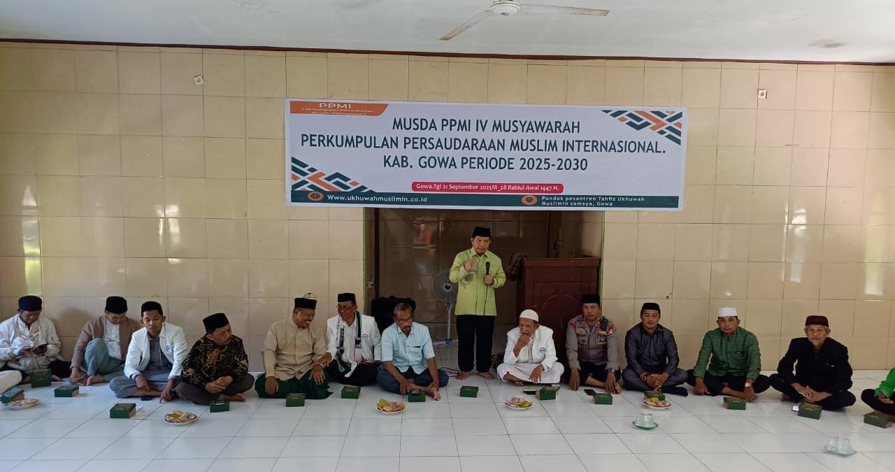 Para undangan menyimak sambutan