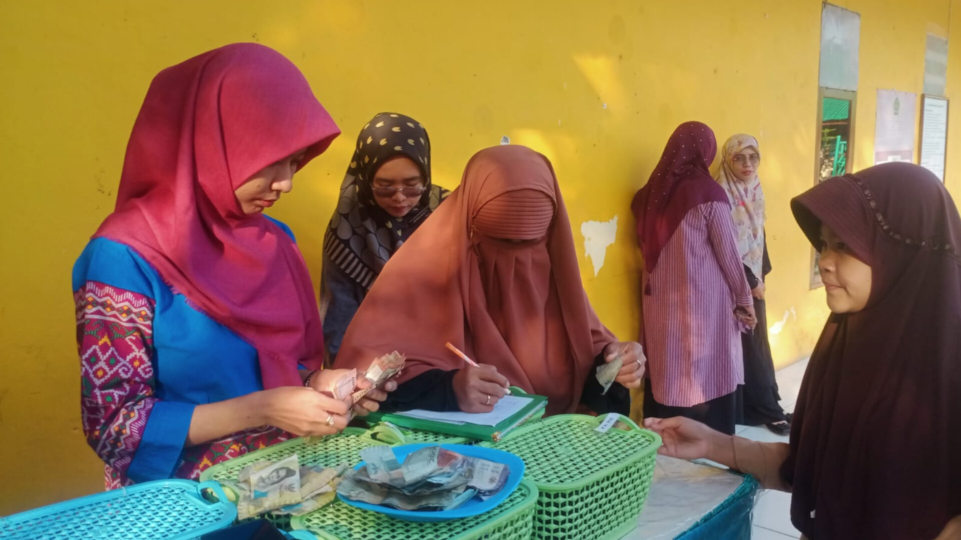 Jumat Berkah: Gerakan Siswa BerInfaq di MTsN Bantaeng pada 18 Juli 2025 (Foto: Humas MTsN)