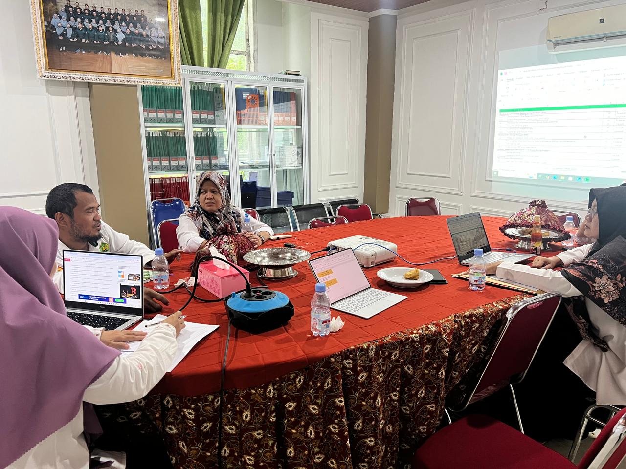 Suasana pertemuan di ruang rapat