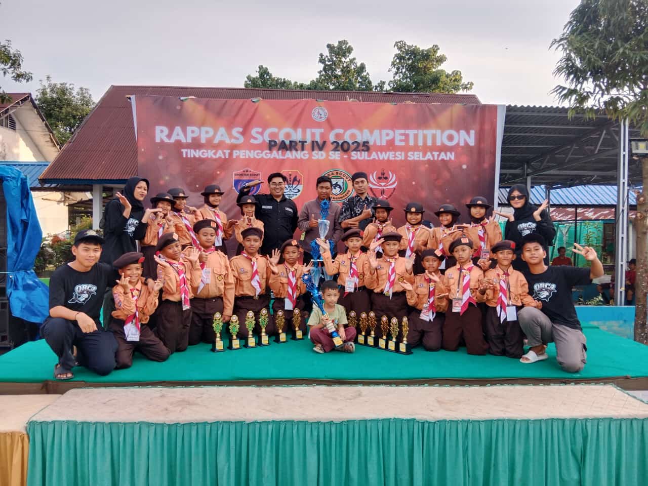 Pramuka DDI Mangempang bersama piala Rappas Scout Competition (foto:ist)