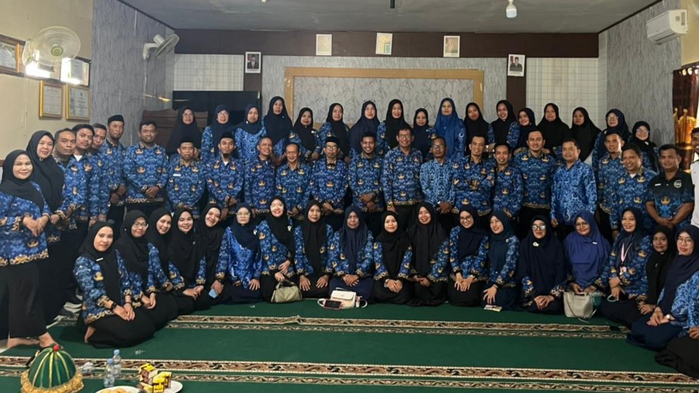 Keluarga Besar MTsN 1 Bone Antar ASN PPPK Tahap II ke Tempat Tugas Baru