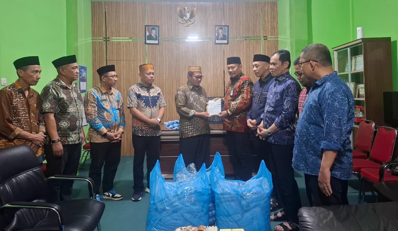 Kakanwil Kemenag Sulsel Serahkan Bantuan untuk Pontren Zubdatul Asrar Parepare
