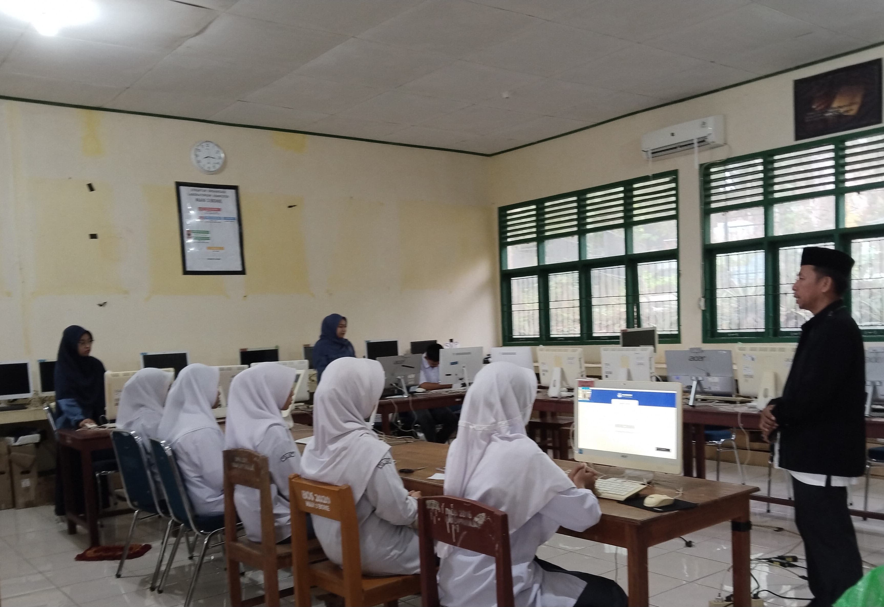 Mappeati (Kepala MAN 3 Bone) memberikan arahan kepada para siswa sebelum megikuti OSN-K