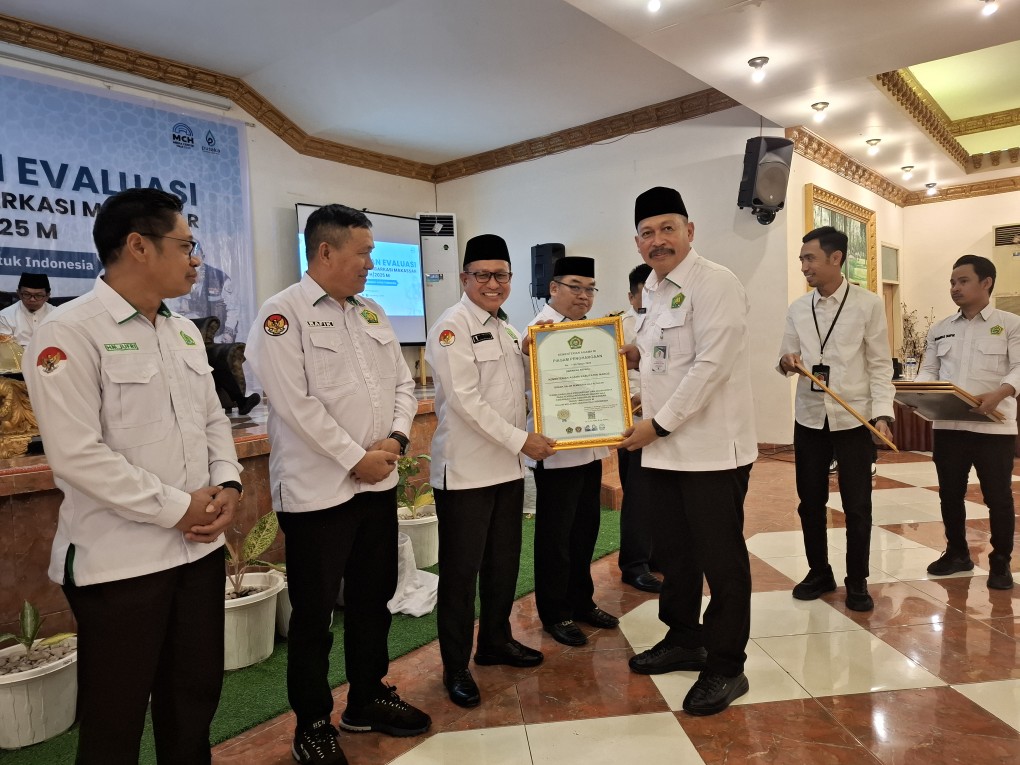 Kakankemenag Maros H. Muhammad menerima penghargaan dari Kakanwil Kemenag Sulsel, H. Ali Yafid.