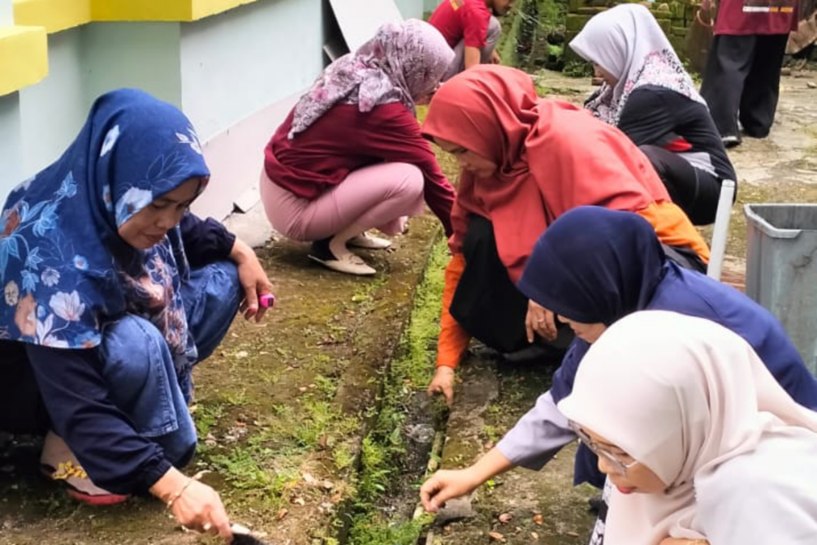seluruh staf KUA Kecamatan Awangpone melakukan kerja bakti