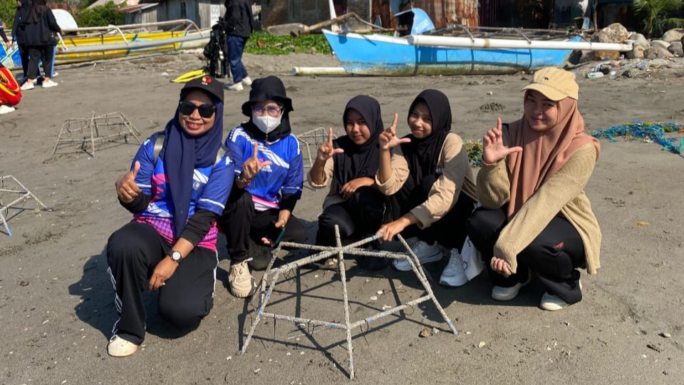 Siswa MTs Darul Ilmi Rayakan Sumpah Pemuda dengan Transplantasi Karang di Pantai Bantaeng pada 28-29 Oktober 2025 (Foto: Sri)