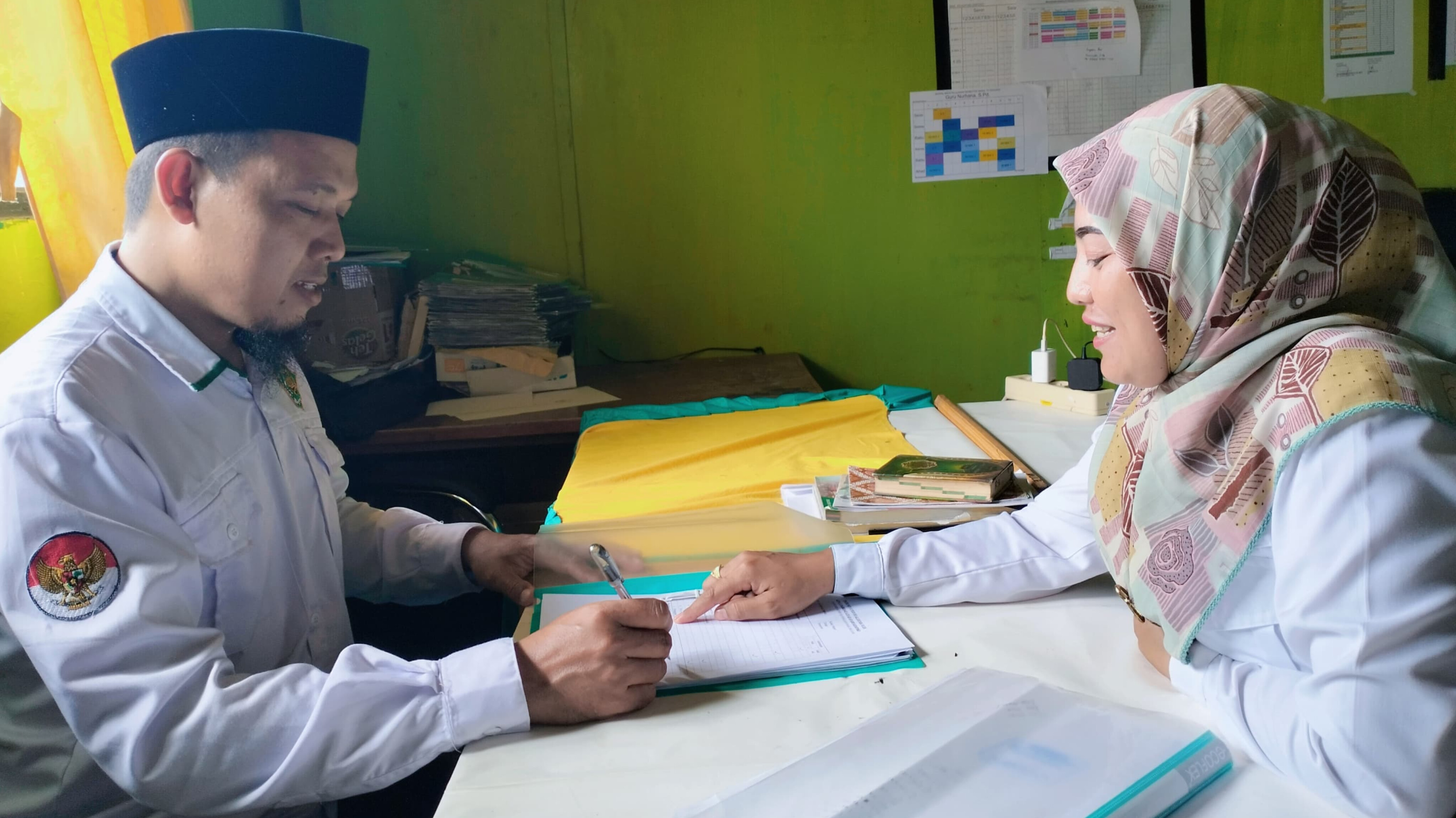 Kepala Madrasah Aliyah As’adiyah Dapoko Laksanakan Supervisi Hasil Penilaian Guru pada Kamis, 31 Juli 2025 (Foto: As'adiyah Dapoko)