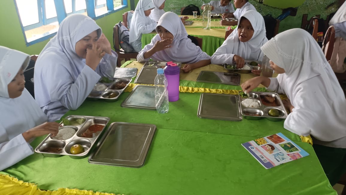 Para siswa saat menikmati MBG