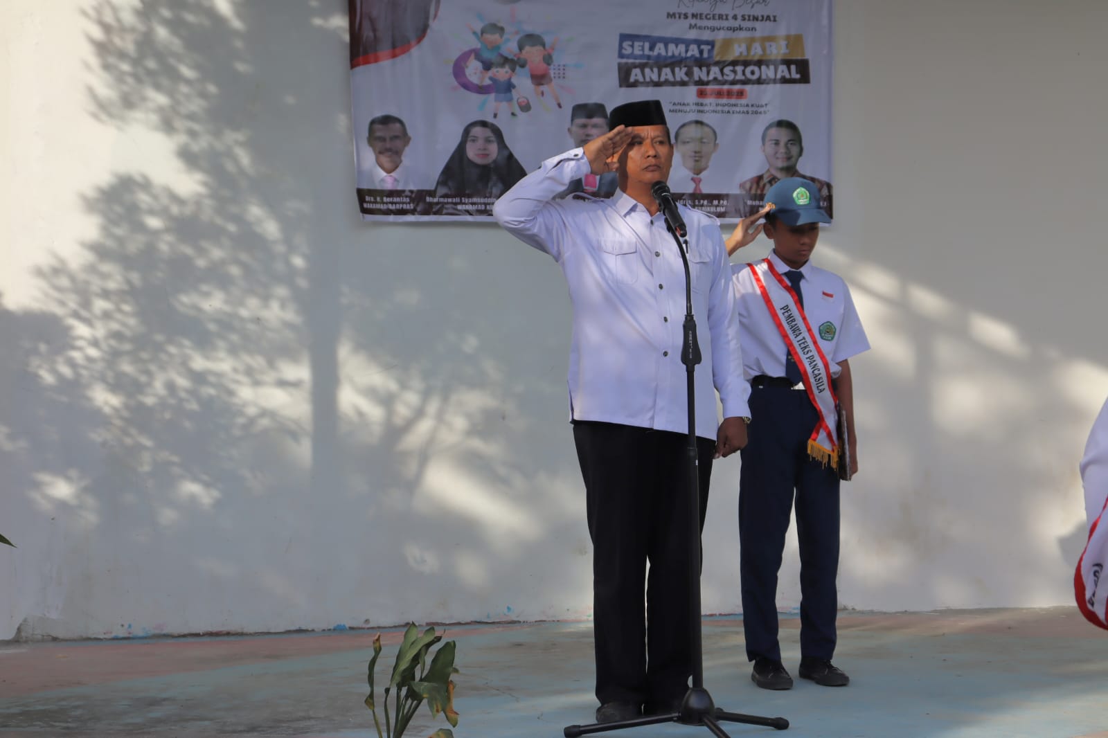 Kepala MTsN 4 Sinjai bertindak sebagai pembina upacara bendera