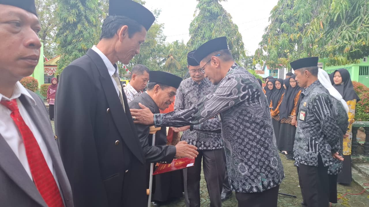 Hadiah Kemerdekaan, Kakankemenag Sinjai Serahkan Satyalancana Karya Satya kepada 48 ASN