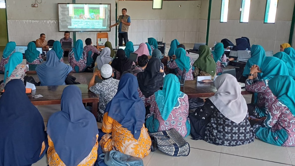 MTsN 1 Bone Hadirkan Andi Nurbudiman dalam Penyusunan Perangkat Pembelajaran Berbasis Cinta
