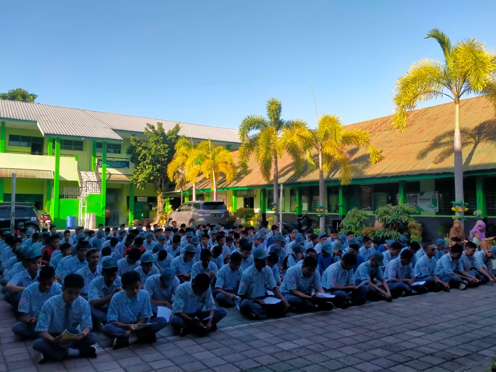 Peserta didik MAN 1 Sinjai Gelar Dzikir dan Shalat Dhuha di Lapangan