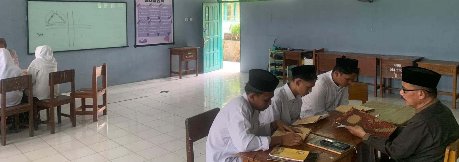 Santri Pondok Pesantren Al Badar mengikuti ujian kitab kuning