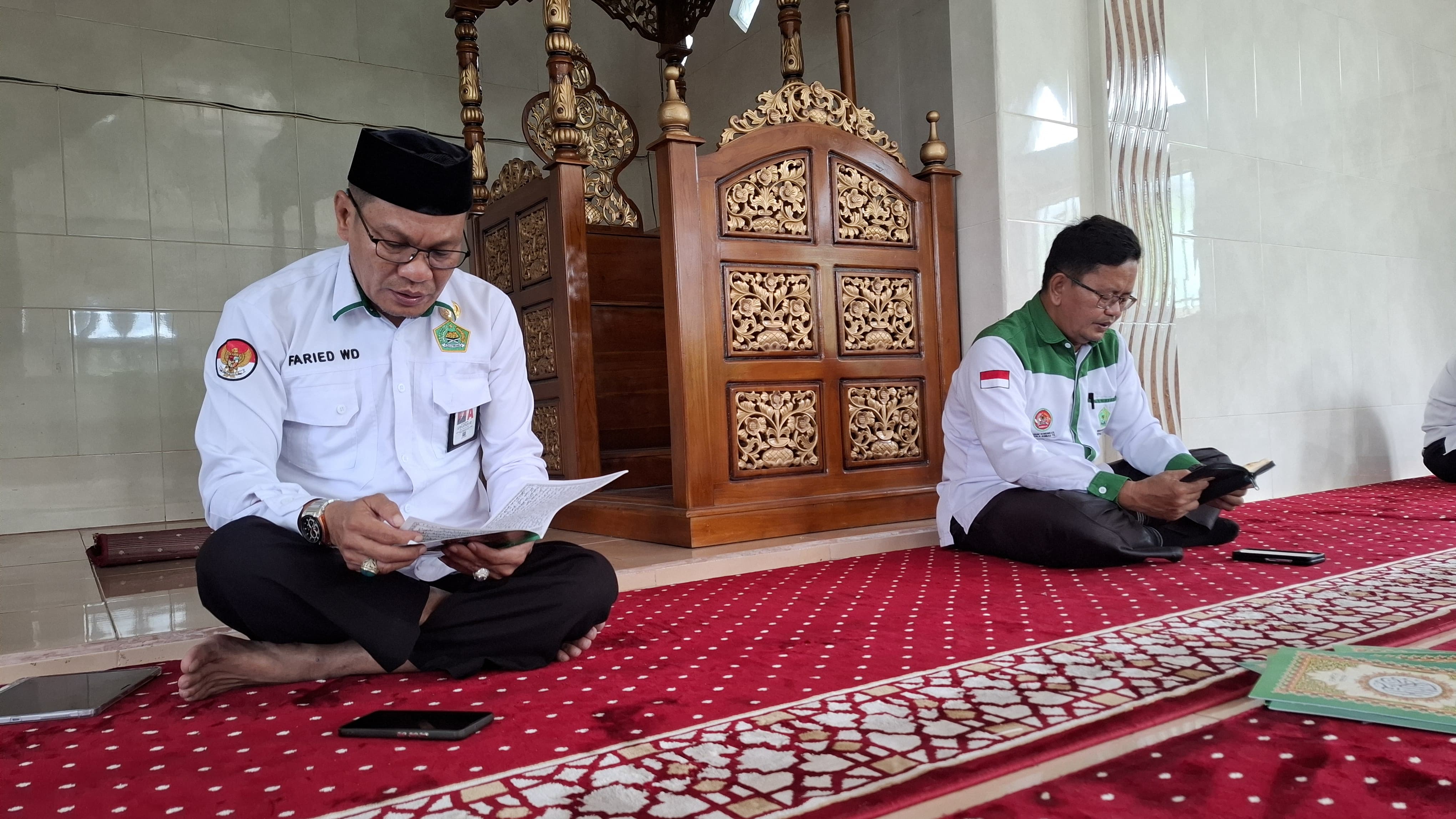 Kepala Kemenag Sinjaj Faried Wajedi rutinitas melaksanakan program One Day One Juz membaca Al Qur’an selama Hari Kerja