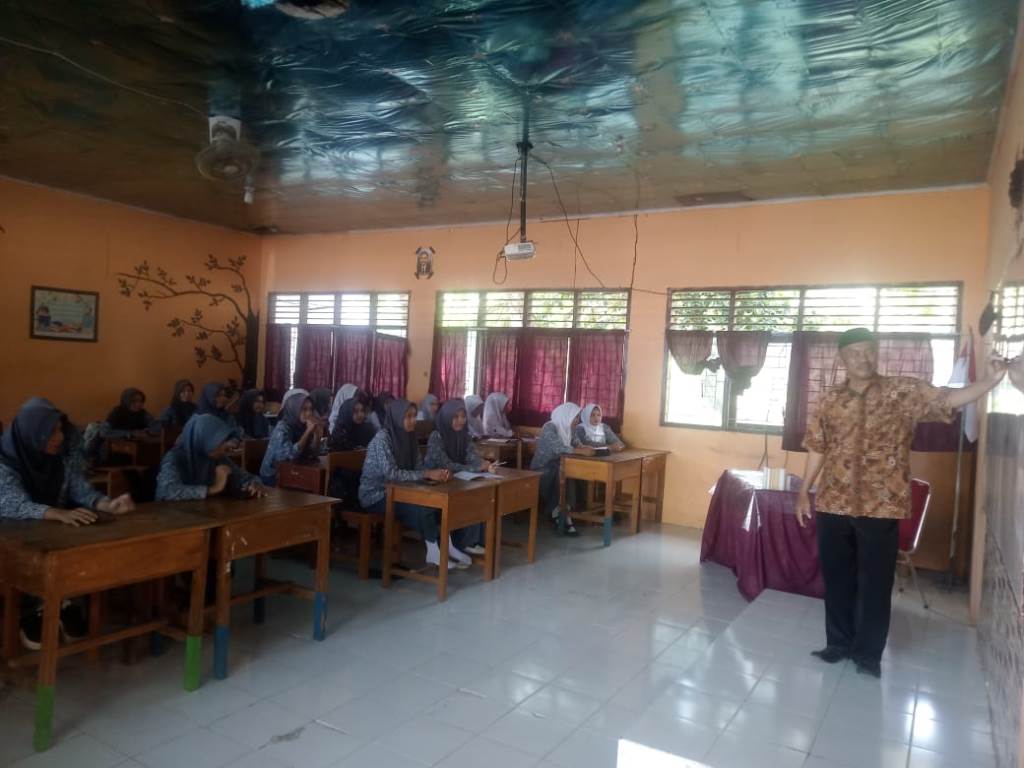 Siswa-siswi SMAN 26 Bone antusias mengikuti pengajian Ramadhan bersama Penyuluh Agama Islam Kecamatan Cenrana, Wafir, yang membahas huruf mukatha’ah sebagai bagian dari keistimewaan Al-Qur’an.