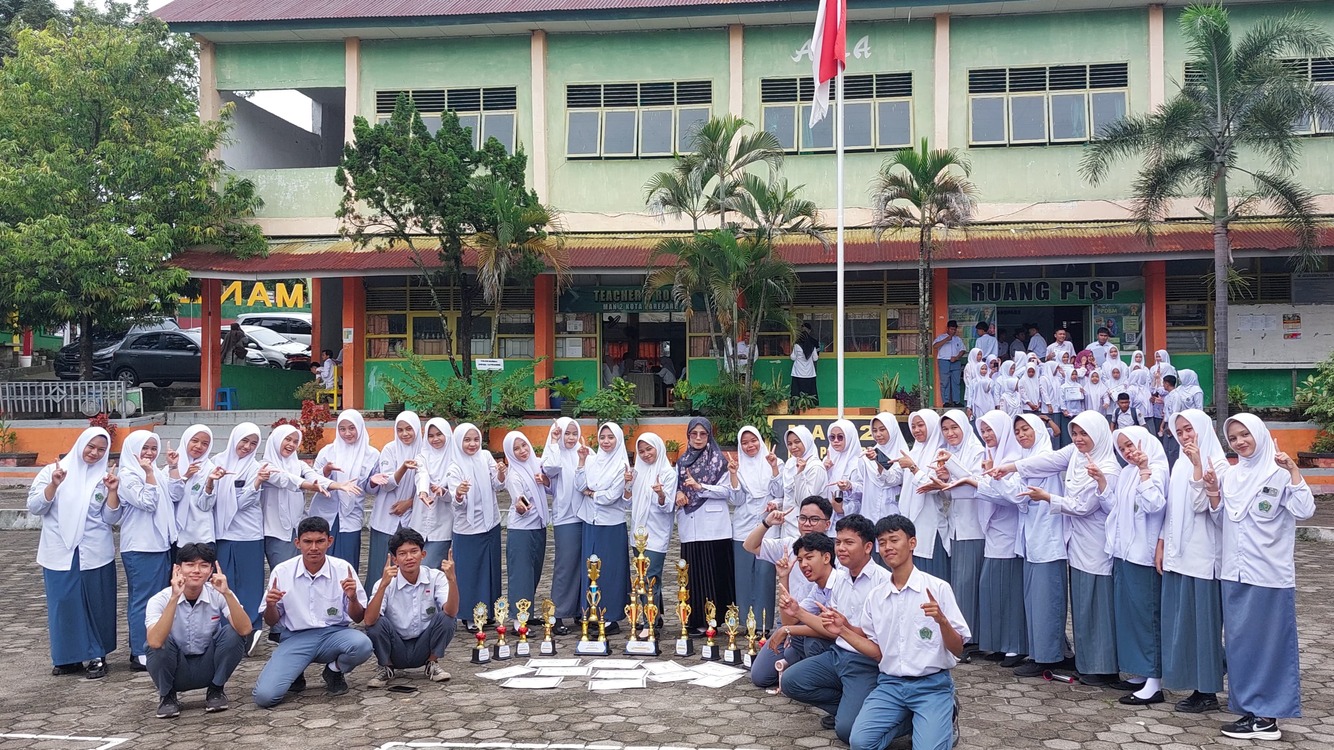 Tim Kelas XII A-1 Juara Umum Porseni MAN 2 Kota Parepare