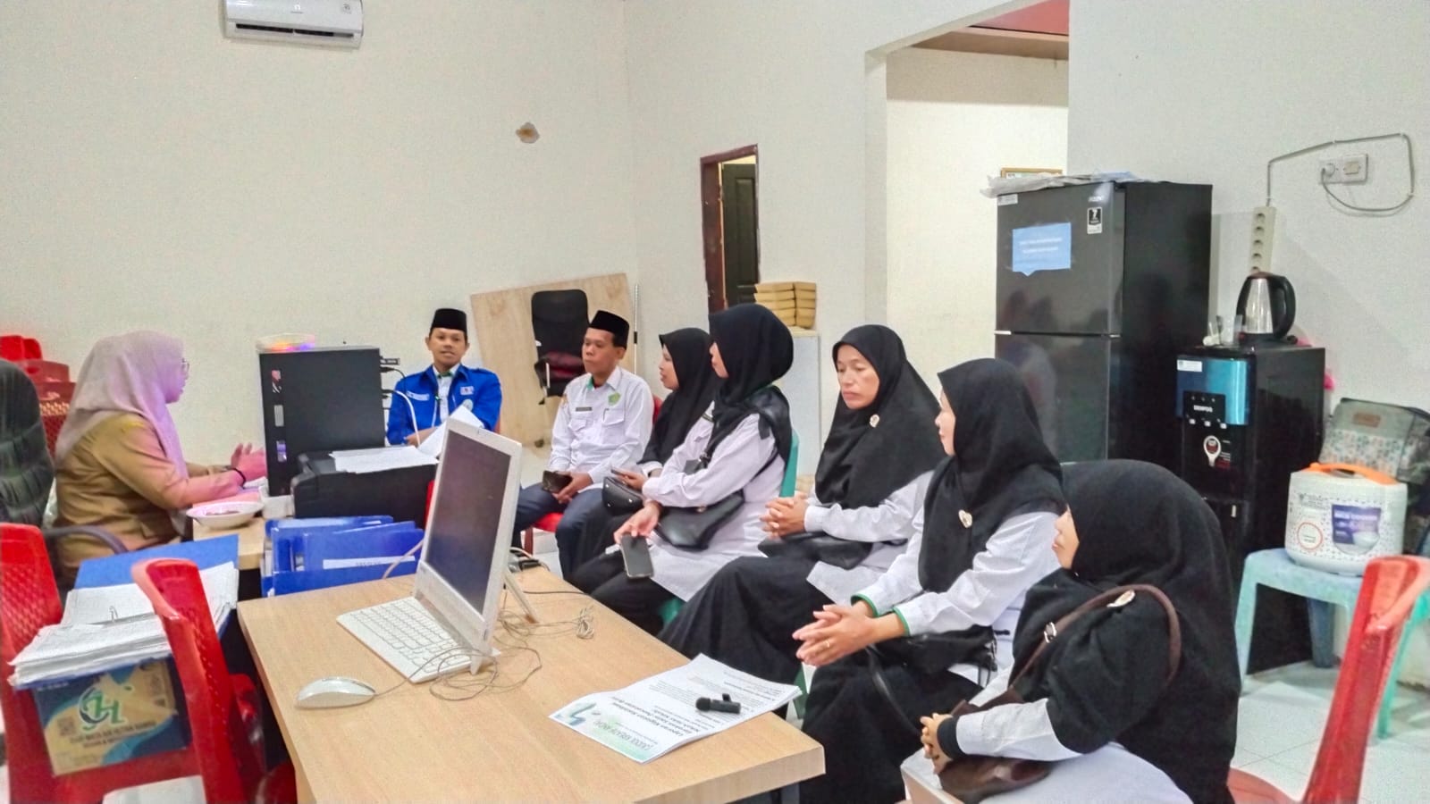 Jajaran KUA Bantimurung saat di Kantor Desa Alatengae (foto: ist)