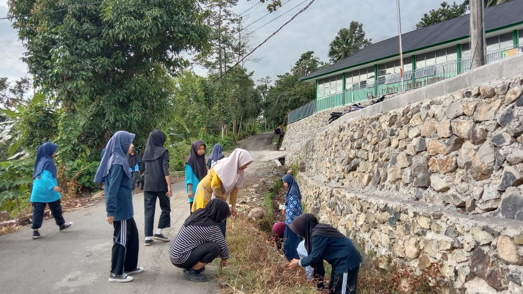 Peserta Didik MTsN 3 Sinjai membersihkan lingkungan madrasah