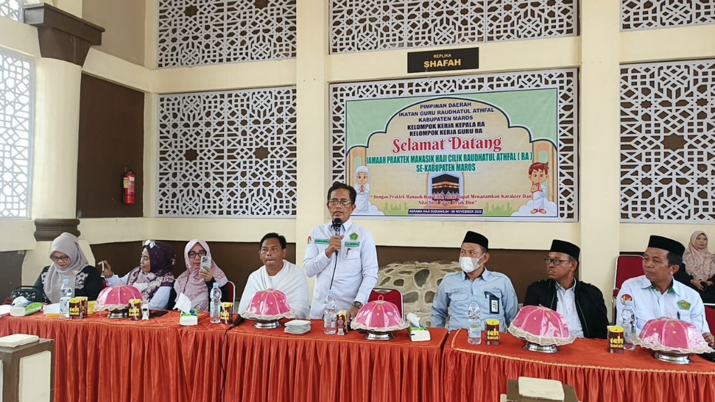 Kakankemenag Maros H. Muhammad Nur Halik membuka manasik haji cilik siswa RA sekabupaten Maros (foto: ist)